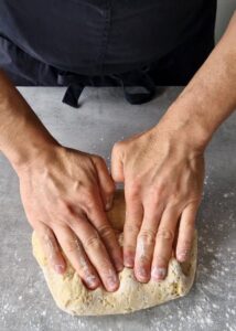 Buns sans gluten au zeste d’orange - Dégaze la pâte froide et transfère-la sur un plan de travail fariné. Pétris légèrement 2-3 minutes jusqu’à ce qu’elle soit lisse, en ajoutant un peu plus de farine si la pâte est encore collante.