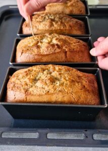 Cake citron pavot sans gluten et sans lactose - Badigeonne le cake au citron et aux graines de pavot imbibé de nappage aux fruits chaud et clair. Râpe un peu de zeste de citron bio par-dessus, puis sers.