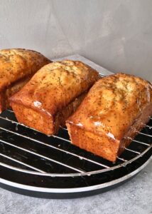 Cake citron pavot sans gluten et sans lactose - Dans un autre bol, bats les œufs avec le lait de soja, le yaourt de soja et la crème aigre jusqu’à obtention d’un mélange homogène. Ajoute le jus de citron et le beurre vegan fondu, puis continue de mélanger jusqu’à obtention d’un mélange homogène. Incorpore le mélange aux œufs aux ingrédients secs. Mélange au fouet ou au batteur à main jusqu’à ce que la pâte soit lisse.