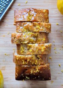 Cake citron pavot sans gluten et sans lactose - Laisse refroidir sur une grille pendant 20 minutes. À l’aide de cure-dents ou d’une fourchette, perce des trous dans le cake au citron fraîchement cuit.