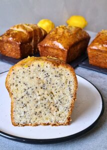 Cake citron pavot sans gluten et sans lactose - Verse la pâte dans les moules préparés et fais cuire jusqu’à ce qu’un cure-dent inséré au centre du cake en ressorte propre. Remarque: les temps de cuisson pour les petits moules sont de 30-35 minutes, et pour les grands moules, de 50-60 minutes.