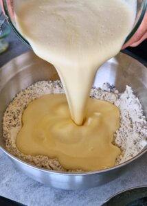 Cake citron pavot sans gluten et sans lactose - Verse 5-6 cuillères uniformément sur le cake. Laisse imbiber pendant une heure au réfrigérateur. Mais une nuit entière, c’est mieux.