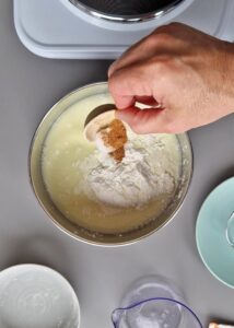 Cannelloni sans gluten aux épinards et crème fraîche - Ajoute la noix de muscade et le sel.