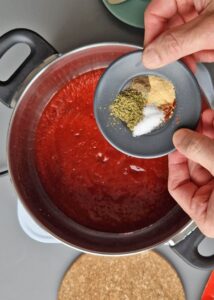 Cannelloni sans gluten aux épinards et crème fraîche - Ajoute les tomates concassées, les flocons de piment, le sel et les herbes italiennes.