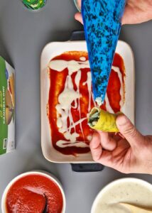 Cannelloni sans gluten aux épinards et crème fraîche - Remplis chaque tube de cannelloni avec le mélange aux épinards à l'aide d'une poche à douille ou d'une petite cuillère.