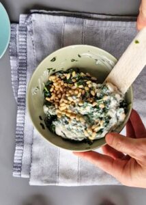 Cannelloni sans gluten aux épinards et crème fraîche - Ajoute les pignons de pin et réserve.