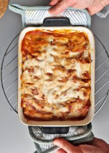 Cannelloni sans gluten aux épinards et crème fraîche - Retire le papier aluminium et fais cuire encore 10 minutes ou jusqu'à ce que le dessus soit doré.