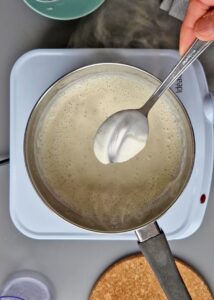 Cannelloni sans gluten aux épinards et crème fraîche - Fais cuire à feu moyen en fouettant continuellement jusqu'à ce que la sauce épaississe.