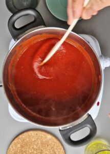 Cannelloni sans gluten aux épinards et crème fraîche - Laisse mijoter pendant 10-15 minutes jusqu'à ce que la sauce épaississe.