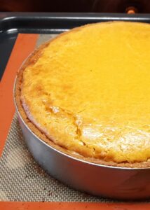 Cheesecake à la courge sans gluten sans lactose - Fais cuire pendant 55 minutes à 1 heure. Secoue doucement le moule. La garniture doit légèrement trembler au milieu.
