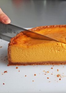 Cheesecake à la courge sans gluten sans lactose - Réfrigère le cheesecake pendant au moins 4 heures ou toute une nuit avant de le couper et de le servir.