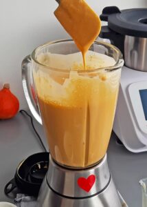 Cheesecake à la courge sans gluten sans lactose - Mixe le fromage frais, la purée de citrouille, les œufs et les jaunes d’œufs, le sucre, la fécule de maïs, le sel et le mélange d’épices dans un blender jusqu’à obtention d’un mélange homogène.