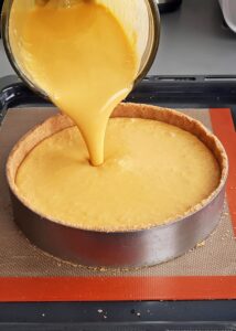 Cheesecake à la courge sans gluten sans lactose - Verse la garniture dans la croûte juste en dessous du bord du cercle à gâteau. Tu peux retirer les bulles de la garniture à l’aide d’un chalumeau de cuisine, mais ce n’est pas nécessaire.