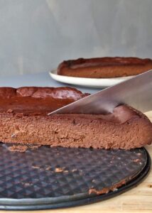 Cheesecake basque chocolat sans gluten allégé - Réfrigère pendant au moins 4 heures ou toute une nuit avant de couper et de servir une fois complètement refroidi.