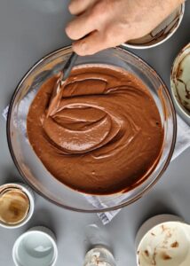Cheesecake basque chocolat sans gluten allégé - Incorpore la crème entière, la crème pâtissière au chocolat et le chocolat fondu tiède jusqu’à complète incorporation.