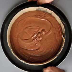 Cheesecake basque chocolat sans gluten allégé - Verse la pâte à cheesecake au chocolat dans le moule préparé.