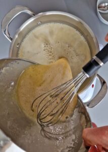 Cheesecake basque chocolat sans gluten allégé - Verse la préparation dans le reste du lait d’avoine tiède, puis fais cuire à feu doux-moyen en remuant constamment au fouet jusqu’à ce qu’elle épaississe.
