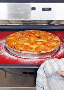 Clafoutis sans gluten à l’abricot et au romarin - Fais cuire 30-35 minutes, ou jusqu’à ce que le clafoutis soit pris et bien doré. Laisse tiédir sur une grille.