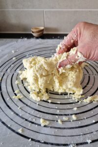 Clafoutis sans gluten à l’abricot et au romarin - Incorpore du bout des doigts les cubes de beurre froid, le sel, le sucre et l’œuf jusqu’à obtenir une texture de gros sable.