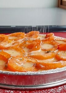 Clafoutis sans gluten à l’abricot et au romarin - Saupoudre de sucre glace ou badigeonne d’un nappage aux fruits clair et tiède avant de couper et de servir.