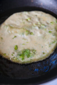 Cong You Bing - Poele en fonte avec l'huile de cuisson