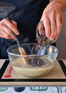 Crème pâtissière au chocolat sans lactose (sans gluten) - Incorpore le beurre froid sans lactose et le chocolat noir haché.
