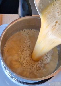 Crème pâtissière au chocolat sans lactose (sans gluten) - Ajoute le mélange aux œufs tempéré dans la casserole.