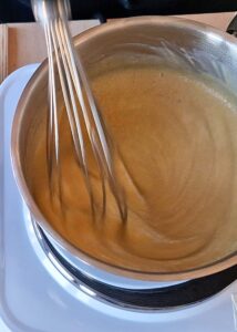 Crème pâtissière au chocolat sans lactose (sans gluten) - Fais cuire à feu doux-moyen en fouettant continuellement jusqu’à ce que le mélange épaississe et atteigne une consistance de pudding fin ou souple.