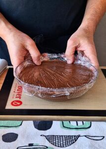 Crème pâtissière au chocolat sans lactose (sans gluten) - Couvre la surface avec du film alimentaire.