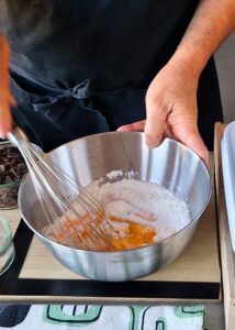 Crème pâtissière au chocolat sans lactose (sans gluten) - Fouette ensemble la fécule de maïs, les jaunes d’œufs et le sucre dans un bol séparé jusqu’à obtenir un mélange lisse.