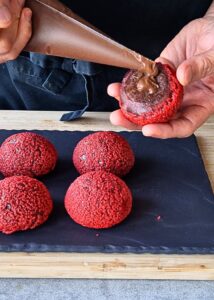 Crème pâtissière au chocolat sans lactose (sans gluten) - Utilise-la ensuite pour garnir des pâtisseries ou sers-la seule.