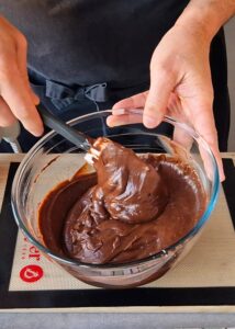 Crème pâtissière au chocolat sans lactose (sans gluten) - Remue jusqu’à ce que le chocolat fonde complètement et que la crème soit lisse.
