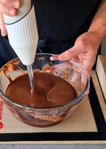 Crème pâtissière au chocolat sans lactose (sans gluten) - Utilise aussi un mixeur plongeant pour une consistance ultra-lisse et crémeuse.