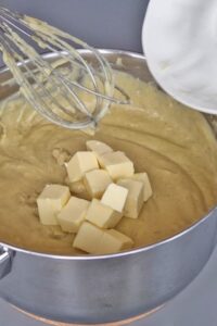 Crème pâtissière vegan (sans gluten) - Ajoute le beurre vegan froid pendant que la crème est encore tiède.