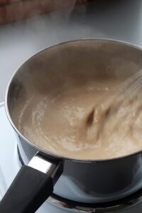 Crème pâtissière vegan (sans gluten) - Fais cuire à feu moyen en remuant continuellement jusqu’à épaississement.