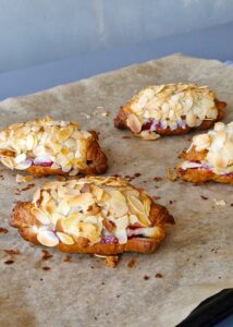 Croissant aux amandes sans gluten à la confiture de fruits rouges - Préchauffe le four à 190°C, puis fais cuire 13-15 minutes, ou jusqu’à ce que les amandes soient dorées et croustillantes.
