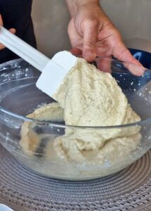 Croissant aux amandes sans gluten à la confiture de fruits rouges - Ajoute la crème entière en deux fois, en veillant à ce que la crème soit totalement absorbée avant d’ajouter l’autre moitié. Continue de mélanger jusqu’à ce que le mélange soit lisse.