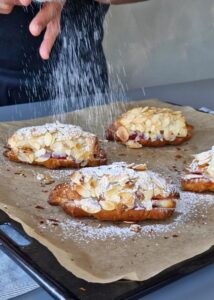Croissant aux amandes sans gluten à la confiture de fruits rouges - Laisse refroidir puis saupoudre un peu de sucre glace avant de servir.