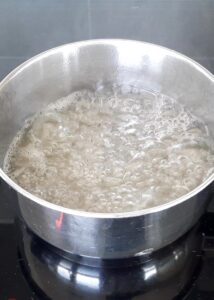 Croissant aux amandes sans gluten à la confiture de fruits rouges - Commence par préparer rapidement le sirop à la vanille en faisant bouillir l’eau, le sucre et la vanille en poudre ou l’extrait. Réserve.