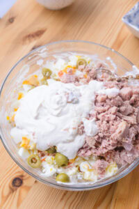Ensaladilla rusa (salade espagnole au thon) - Les ajouter avec l'oeuf et le reste de la mayonnaise.