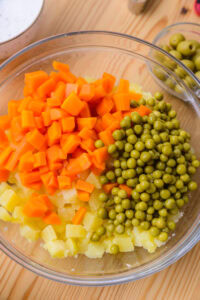 Ensaladilla rusa (salade espagnole au thon) - Réunir les pommes de terre, les carottes et les petits pois dans un saladier.