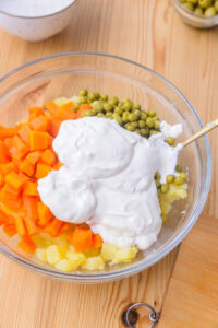 Ensaladilla rusa (salade espagnole au thon) - Ajouter la moitié de la mayonnaise pendant que les légumes sont encore tièdes, ils l'absorbent mieux.
