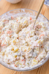 Ensaladilla rusa (salade espagnole au thon) - Mélanger délicatement.