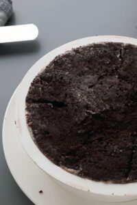 Entremets sans gluten vegan - Pose le biscuit au chocolat par-dessus pour fermer l’entremets. Congèle pendant au moins 12 heures ou toute une nuit.