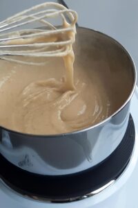 Entremets sans gluten vegan - Fais cuire à feu moyen en remuant constamment au fouet jusqu’à épaississement. Retire du feu.