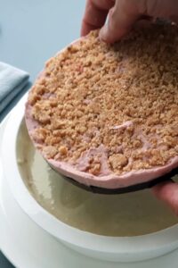 Entremets sans gluten vegan - Fais chauffer la purée de myrtilles et le jus de citron à environ 40°C. Ajoute le mélange de pectine et de sucre, puis porte à ébullition en mélangeant continuellement au fouet pendant environ 3 minutes.