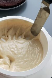Entremets sans gluten vegan - Prépare un moule dôme en silicone d’au moins 4 cm de profondeur. Verse la mousse au chocolat blanc dedans et étale-la sur les côtés pour couvrir la surface du moule en silicone.