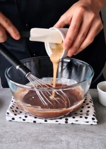 Ferrero Rocher sans gluten : comment en faire - Incorpore la pâte de noisette jusqu’à ce que ce soit bien homogène. Réserve.