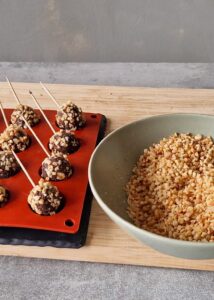 Ferrero Rocher sans gluten : comment en faire - Retire du feu, ajoute le chocolat noir haché et mélange jusqu’à obtenir une texture lisse et complètement fondue.