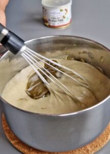 Flan à la pistache sans gluten - Ajoute ensuite la pâte de pistache et le beurre vegan froid.